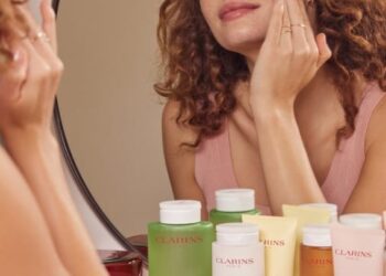 Soddisfare la sete della pelle con Clarins: Un’immersione nell’idratazione suprema