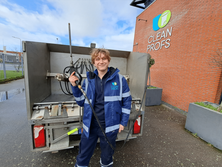 Van vuil naar vlekkeloos: Containers transformeren met Cleanprofs Cleaning Service