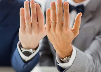 Heritage and Innovation: F. Hinds’ Exquisite Signet Rings Collection