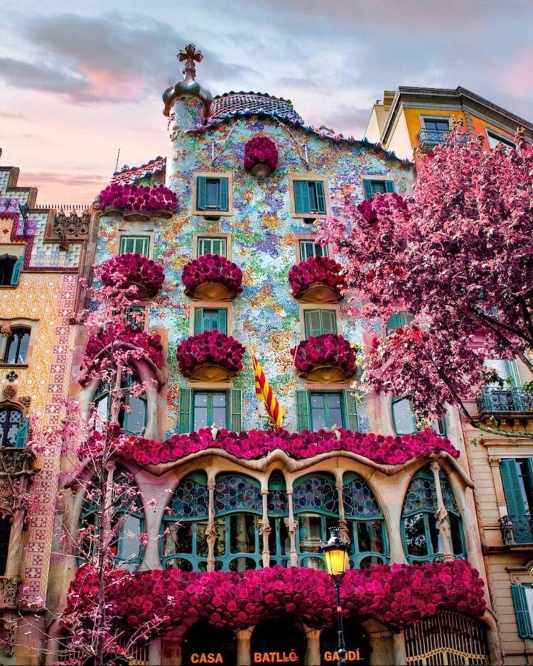 Descubra el encanto de la Casa Batlló: Una obra maestra de Antoni Gaudí