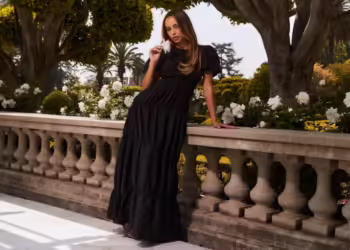 HelloMolly: The One-Stop Shop for Trendy Shoes, Jewelry, Bags, and Clothing!