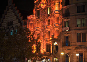 Sea testigo de la magia: la impresionante experiencia de mapping de proyección de la Casa Batlló