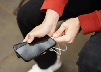 Stay Powered Up: Discover EE’s Premium Batteries and Chargers