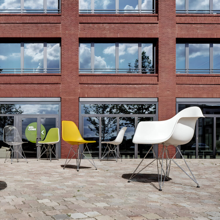 Entdecken Sie die Zukunft der Möbel: Eames Plastic Chairs in umweltfreundlichem Design
