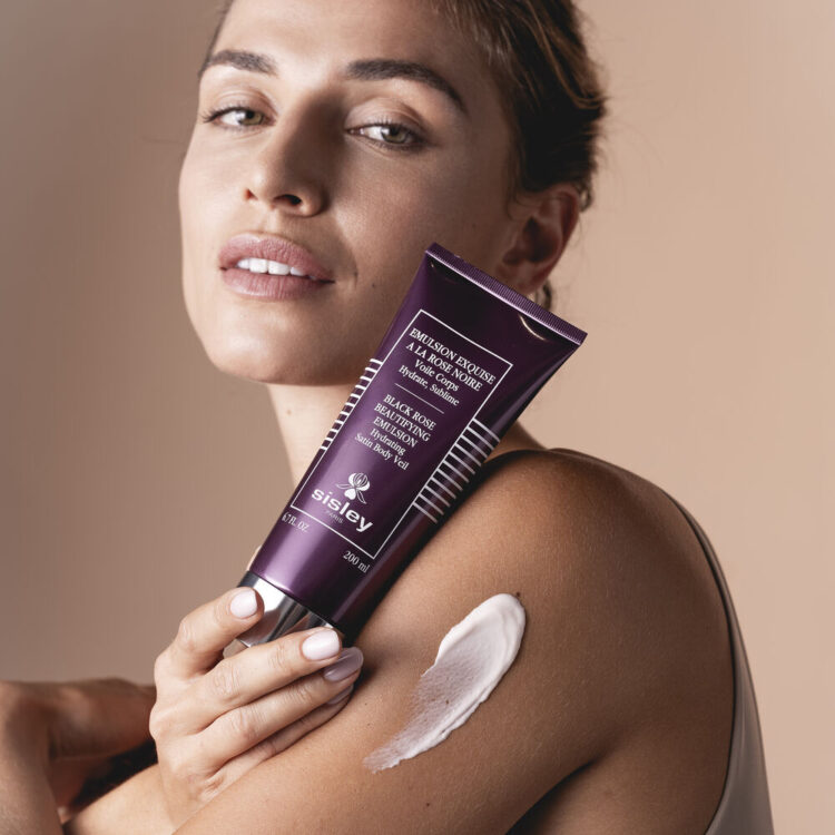 Laissez-vous séduire par une peau radieuse : Le guide ultime des soins hydratants pour le corps de Sisley Paris
