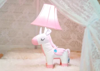 Erleuchten Sie die Welt Ihres Kindes mit den niedlichen Stofftierlampen von Sally’s Shop!