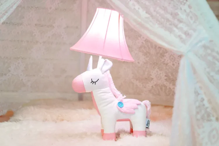 Erleuchten Sie die Welt Ihres Kindes mit den niedlichen Stofftierlampen von Sally’s Shop!