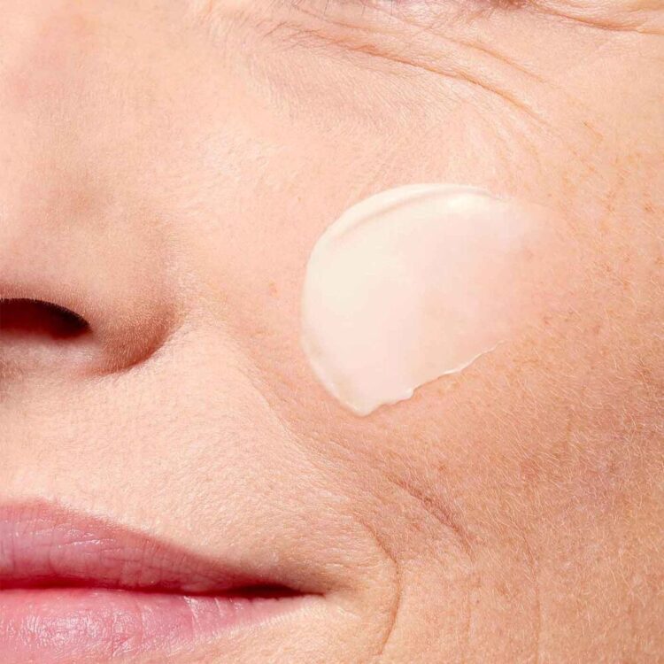 Trasforma la tua pelle durante il Black Friday: prodotti Clarins must-have in saldo