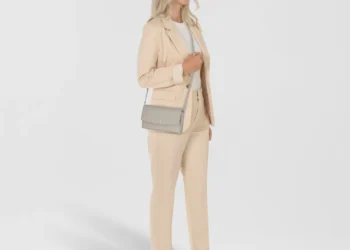 Entdecken Sie hochwertige Lederbrieftaschen und Clutches für jeden Anlass
