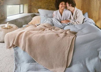 Erleben Sie unübertroffenen Komfort und zeitlose Eleganz mit URBANARA-Decken