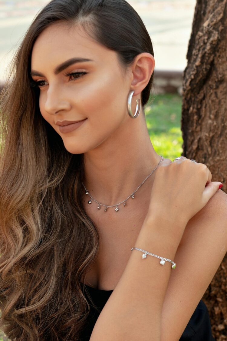 The Timeless Elegance of Handmade Bangles: A Tribute to Craftsmanship