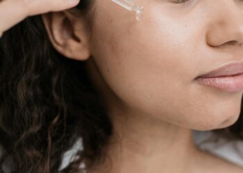 Essential Oils for Beautiful Skin: A Natural Solution to Dryness and Aging
