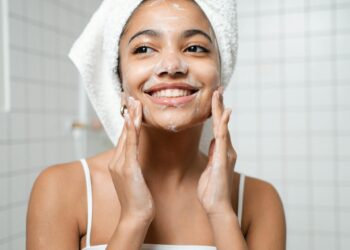 Mímese con la belleza natural: elementos esenciales del cuidado de la piel durante las fiestas