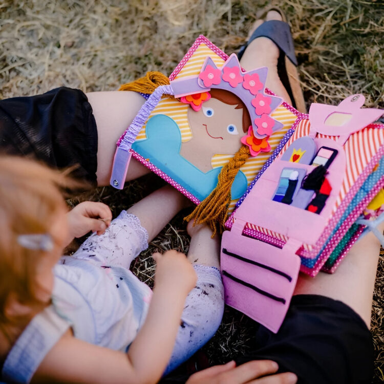 Die Kraft leiser Bücher: Verbessern Sie das Lernen Ihres Kindes durch Spielen