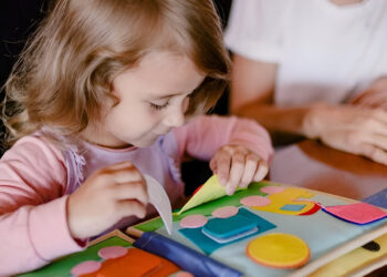 Neugier und Konzentration bei Kleinkindern mit ruhigen Büchern fördern