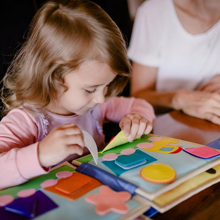Neugier und Konzentration bei Kleinkindern mit ruhigen Büchern fördern