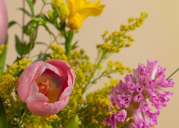 Transform Your Living Room with Stunning Seasonal Bouquets and Flowers