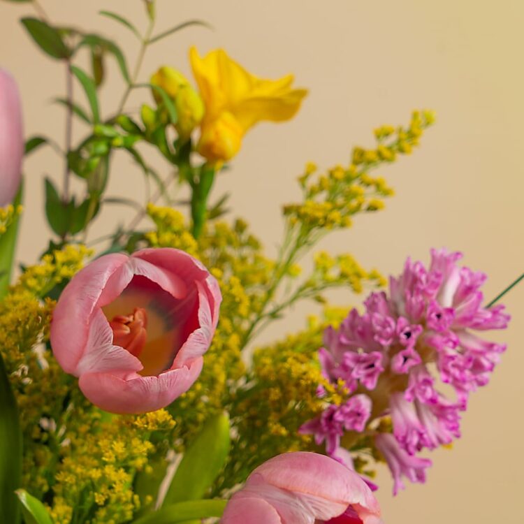 Transform Your Living Room with Stunning Seasonal Bouquets and Flowers