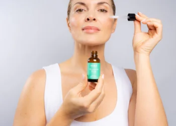 Sueros biotecnológicos avanzados para una transformación de la piel joven y radiante