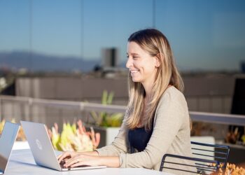 Business and Career via Audible : Exploitez des perspectives d’experts et des stratégies pour réussir.