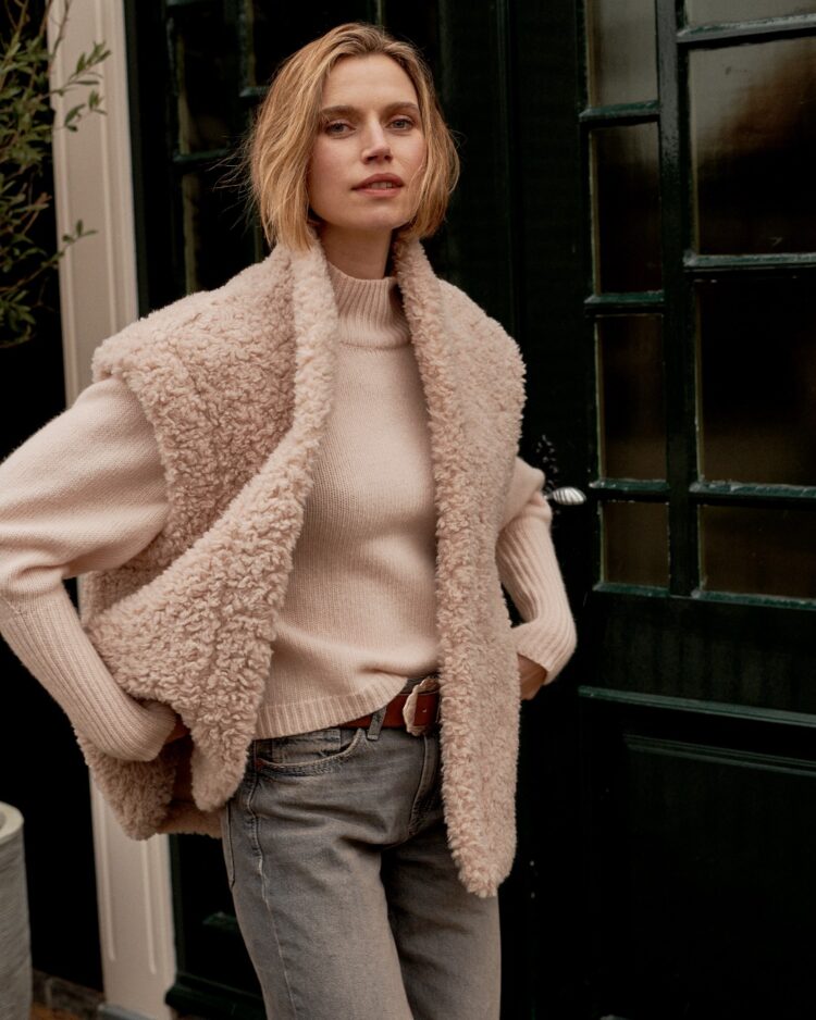 Tijdloze elegantie: Verhoog elke look met REPEAT Cashmere damesjassen