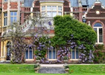 Discover Britain’s Rich Royal History with Caledonian Travel’s Exclusive Tours
