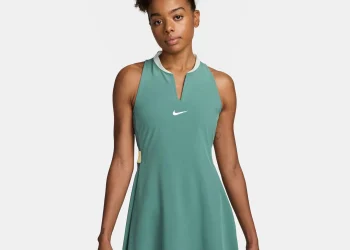 Améliorez votre jeu avec les robes de tennis Nike pour femmes chez Tennis Point