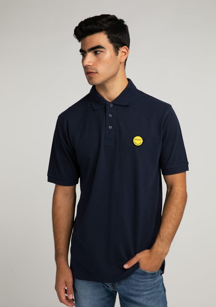 Mejora tu guardarropa con camisetas llamativas y piezas de moda clásicas