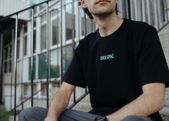 Ponadczasowa moda spotyka się z nowoczesnym komfortem dzięki koszulkom z diamentami