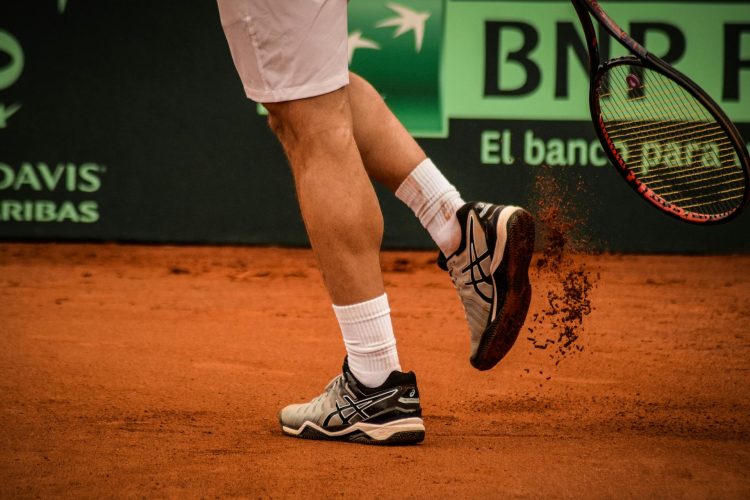 Entfesseln Sie Ihr Tennispotenzial mit den besten Schuhen für jeden Belag