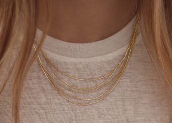Entdecken Sie den perfekten Schmuck, um Ihren Stil durch Schichten und Eleganz aufzuwerten