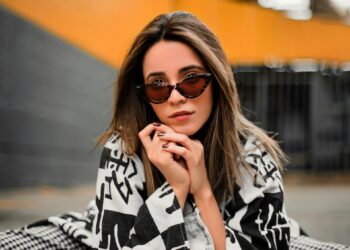 Explora las mejores gafas de sol para hombres y mujeres con estilos clásicos y modernos.