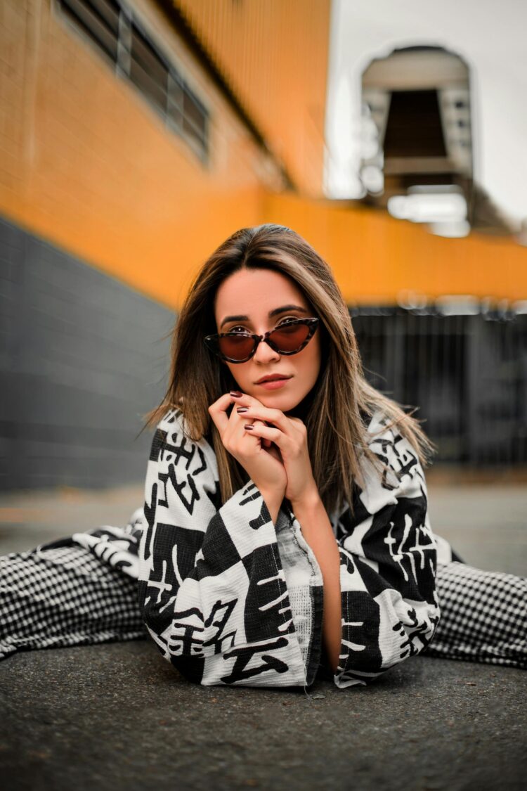 Explora las mejores gafas de sol para hombres y mujeres con estilos clásicos y modernos.