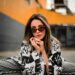 Explora las mejores gafas de sol para hombres y mujeres con estilos clásicos y modernos.