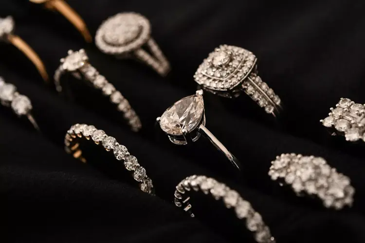 Entdecken Sie unschlagbare Preise für stilvollen Schmuck, Mode und Wohnaccessoires bei Shop LC