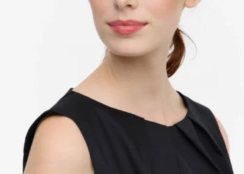 Zeitlose Eleganz: Entdecken Sie die neueste Kleiderkollektion von ETERNA für jeden Anlass.