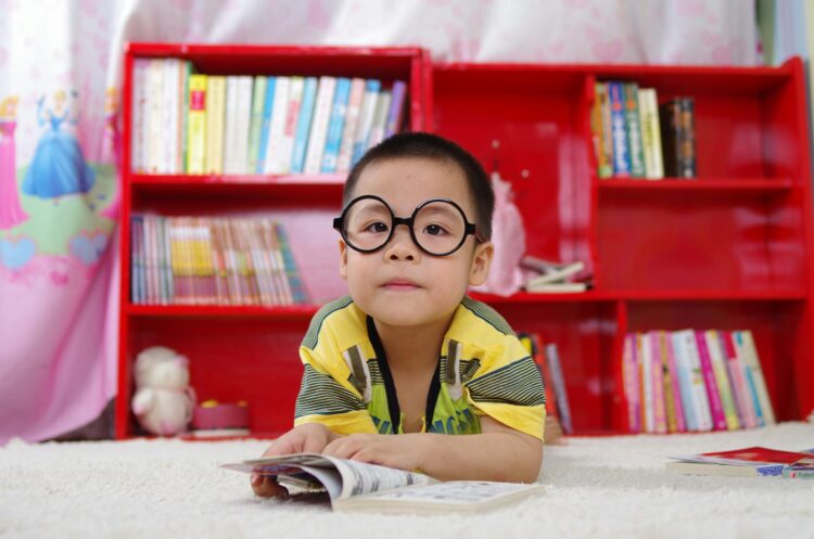 Développer les compétences sociales et émotionnelles grâce à des livres pour enfants adaptés à chaque âge