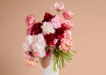 Discover the Joy of Sending Seasonal Flowers to Loved Ones