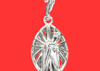 Transform Everyday Outfits With Jewelry That Speaks to Your Life’s Most Precious Moments