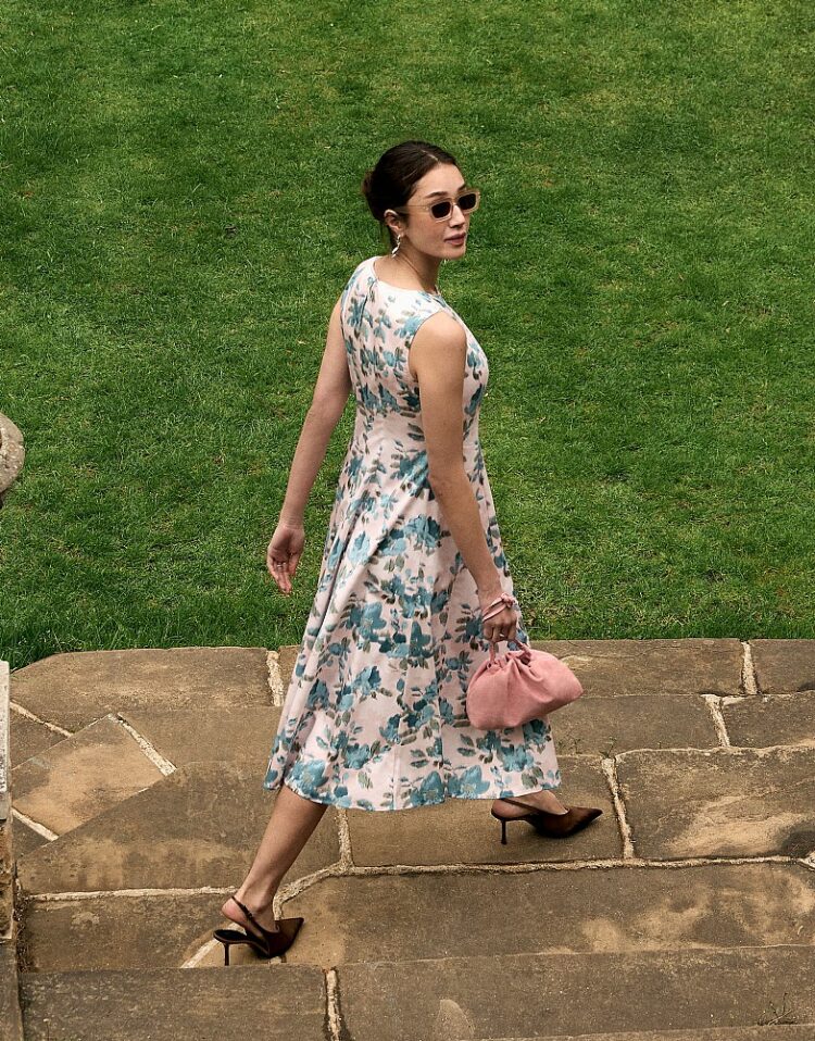 Timeless Elegance for Warm Days: Dresses That Move With You