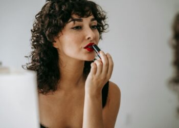 Veredeln Sie Ihren Look mit Lippenstiften, die für Farbintensität, Tragekomfort und Haltbarkeit entwickelt wurden
