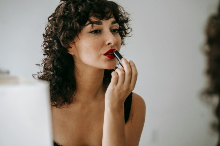 Veredeln Sie Ihren Look mit Lippenstiften, die für Farbintensität, Tragekomfort und Haltbarkeit entwickelt wurden