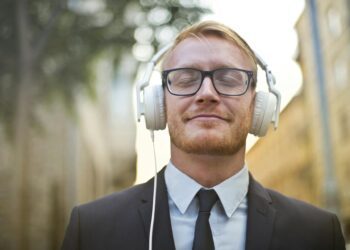 Explorez des mondes magiques et des histoires palpitantes grâce à la narration de livres audio