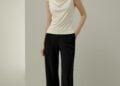 Betonen Sie Ihre natürlichen Konturen mit dem eleganten Fall feiner Seidenjersey-Tops
