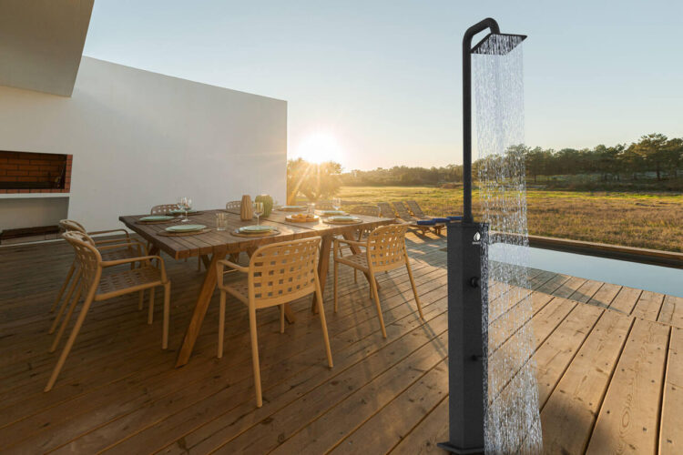 Die fünf besten Solarduschen für Ihren Pool oder Garten