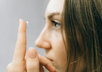 Descubre la máxima libertad visual y comodidad con las lentes de contacto premium de Ópticas Lux.