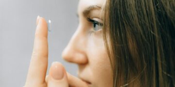 Descubre la máxima libertad visual y comodidad con las lentes de contacto premium de Ópticas Lux.