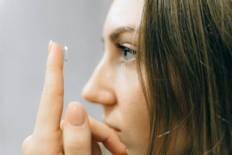 Descubre la máxima libertad visual y comodidad con las lentes de contacto premium de Ópticas Lux.