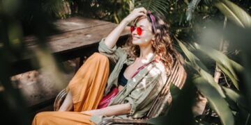 Desde el atardecer hasta la acera: Monturas de acetato y metal duraderas para largas jornadas