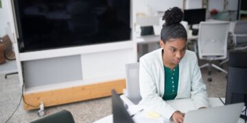 Twórz skuteczne kampanie e-mail marketingowe oparte na sztucznej inteligencji dzięki panelowi Nazwal Mailer